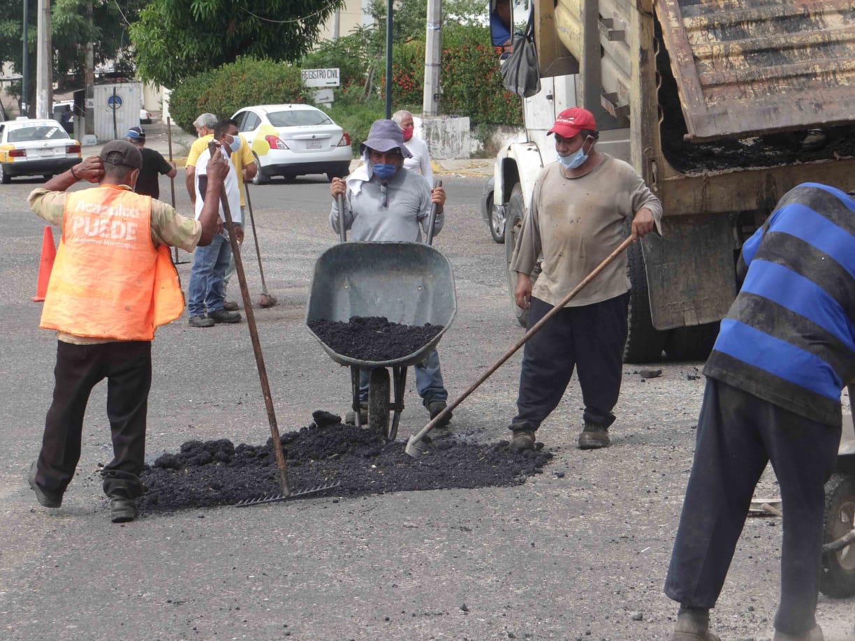 Bachea Maquinaria Pesada la carretera federal Acapulco-México a la altura de la Garita