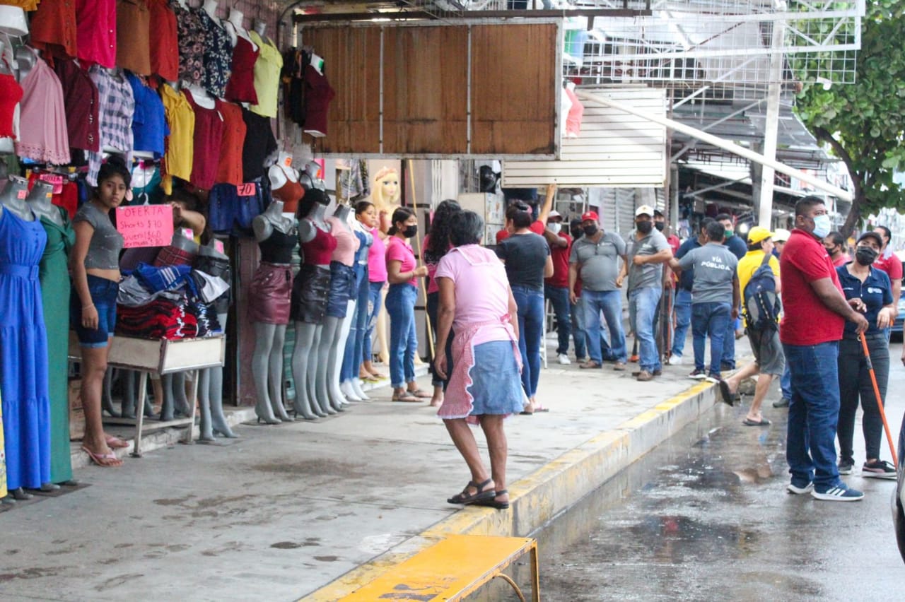 Retira Vía Pública 200 estructuras de puestos semifijos en la avenida Cuauhtémoc