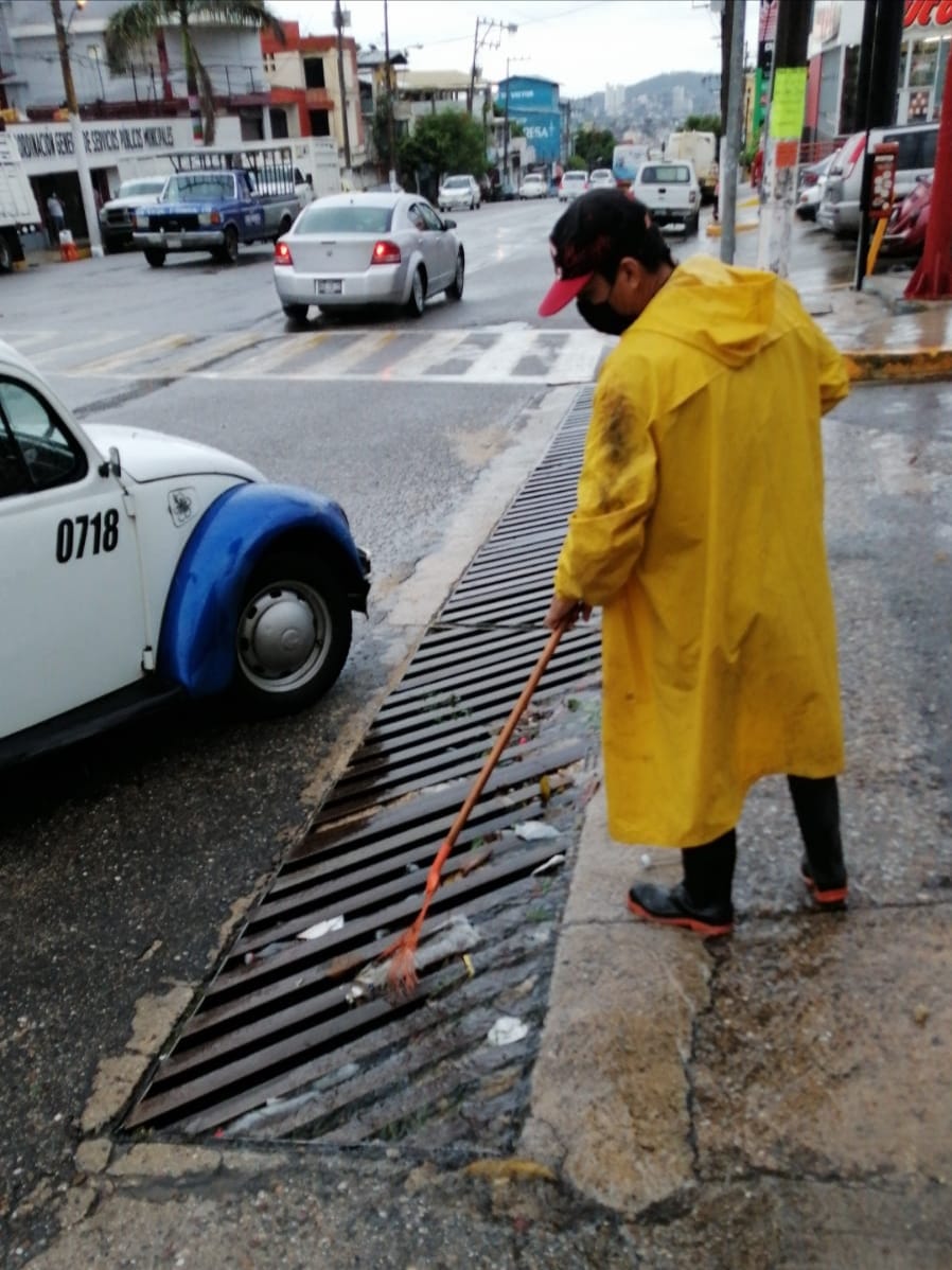 Realiza Saneamiento Básico desazolve de rejillas en calles y avenidas de la ciudad