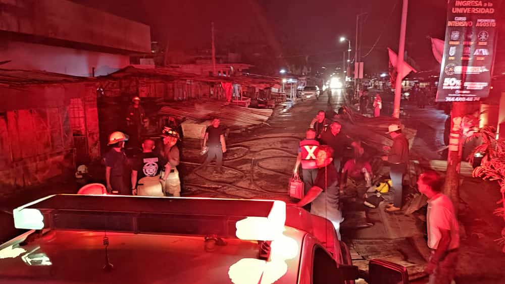 Sofocan bomberos incendio de locales por la central de abasto