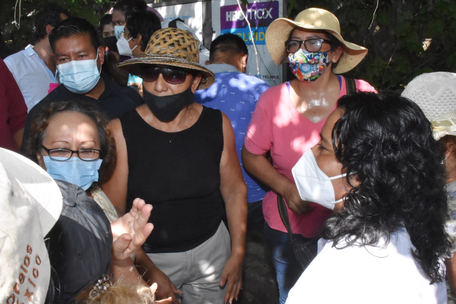 Atiende Abelina López protesta de vecinos