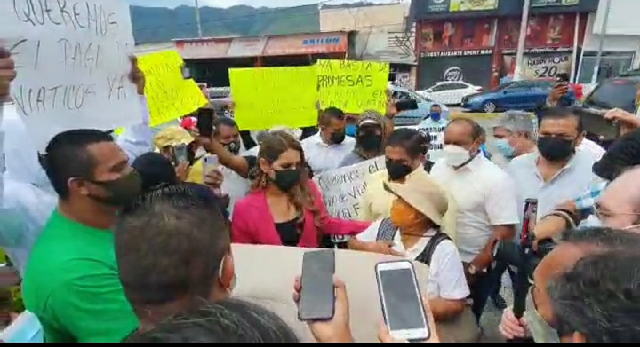 Atiende gobernadora electa a policías manifestantes en el Congreso