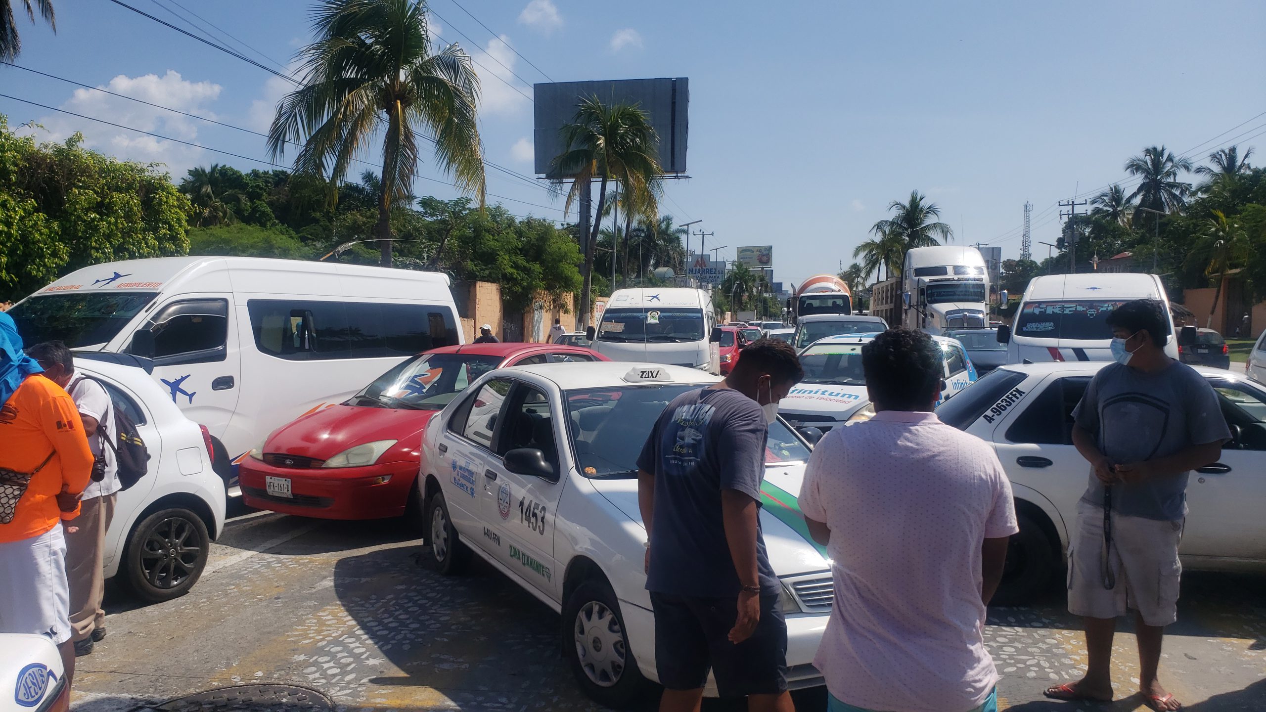 Por falta de una maestra y un intendente bloquean bulevar en Acapulco