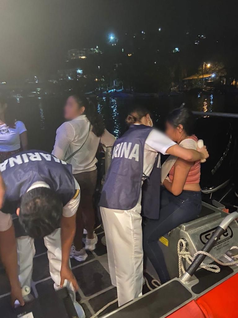 Marina logra rescate de cuatro personas de embarcación hundida durante el desfile nocturno en Bahía de Zihuatanejo