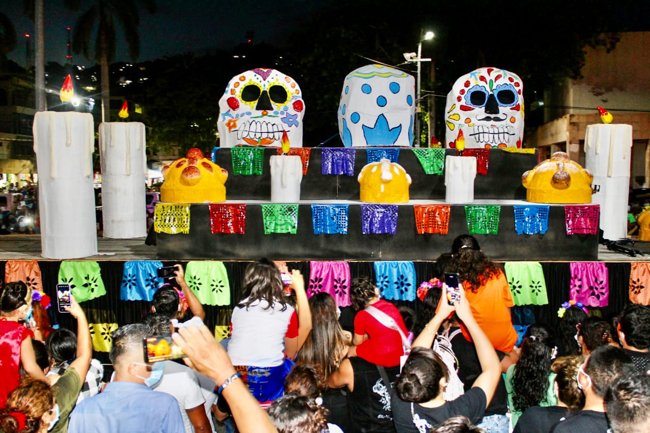 Gobierno de Acapulco revive la tradición de Día de Muertos en la caravana del Acatrina Fest 2021