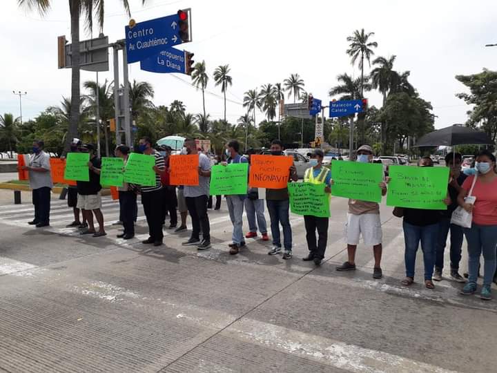 Trabajadores de Novedades Acapulco; unos protestan y otros trabajan