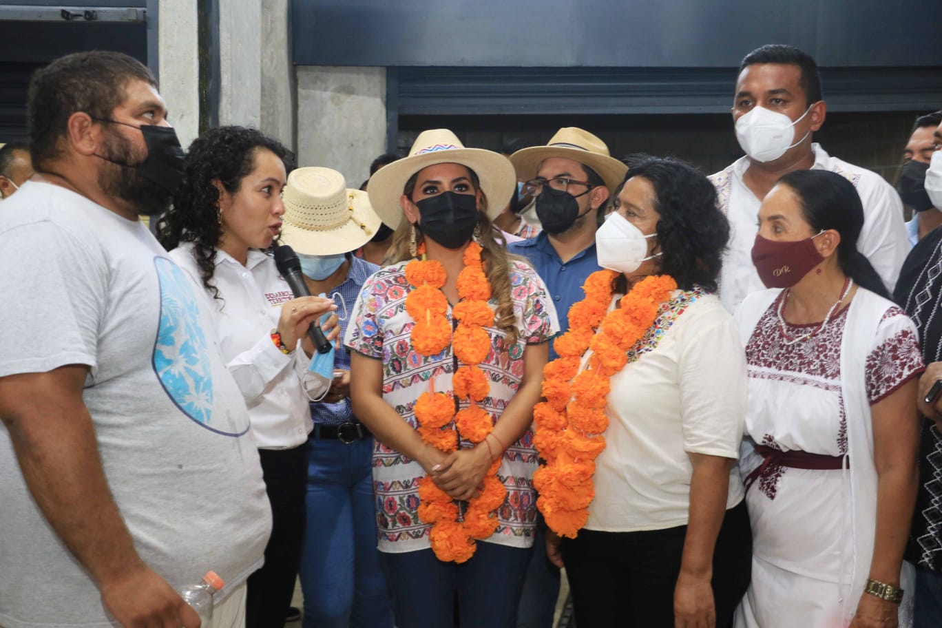 Inauguran Evelyn y Abelina el mercado de La Sabana