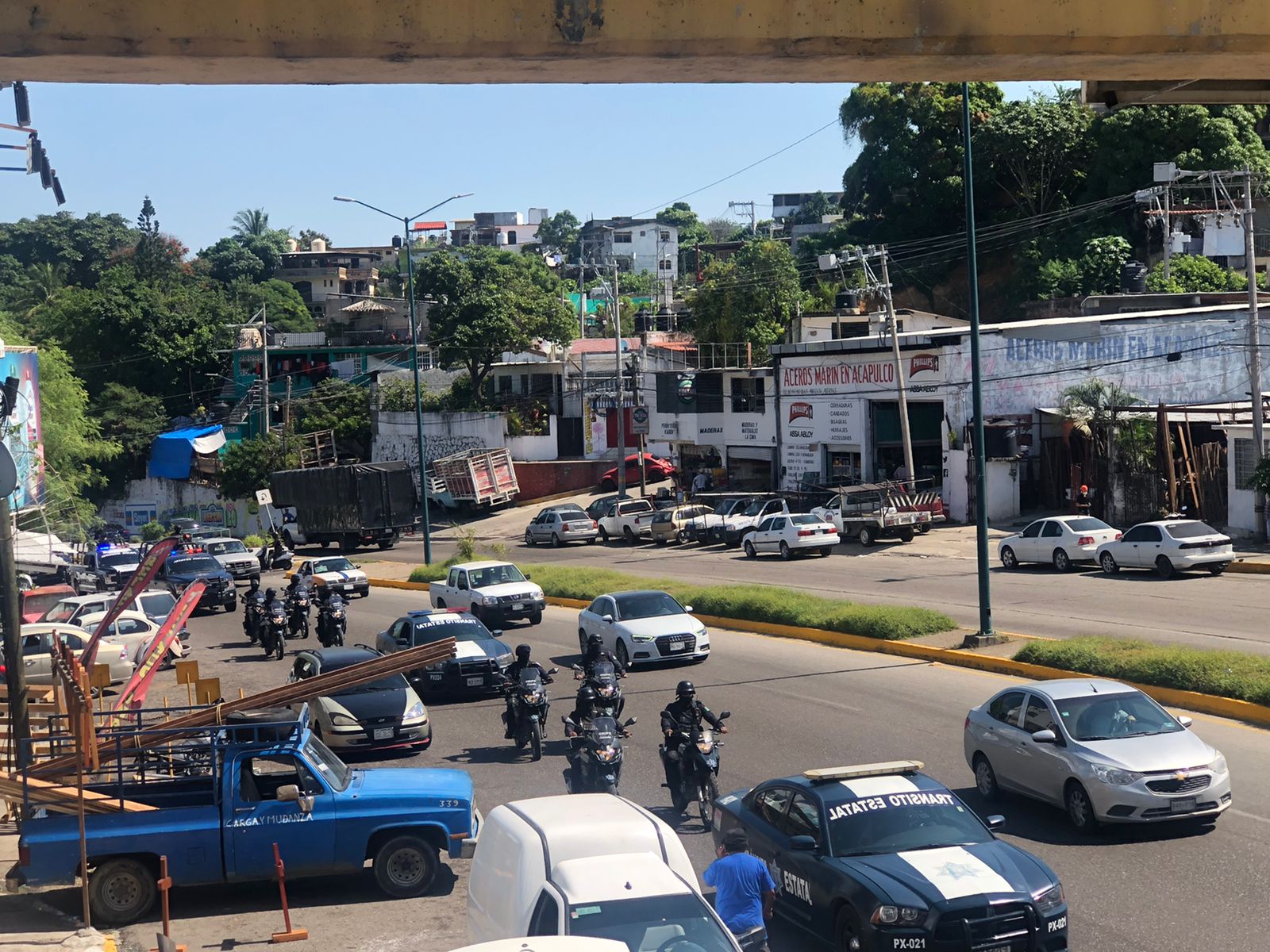 Elementos de la Policía Estatal mantienen vigilancia en las principales carreteras que conducen a los destinos turísticos