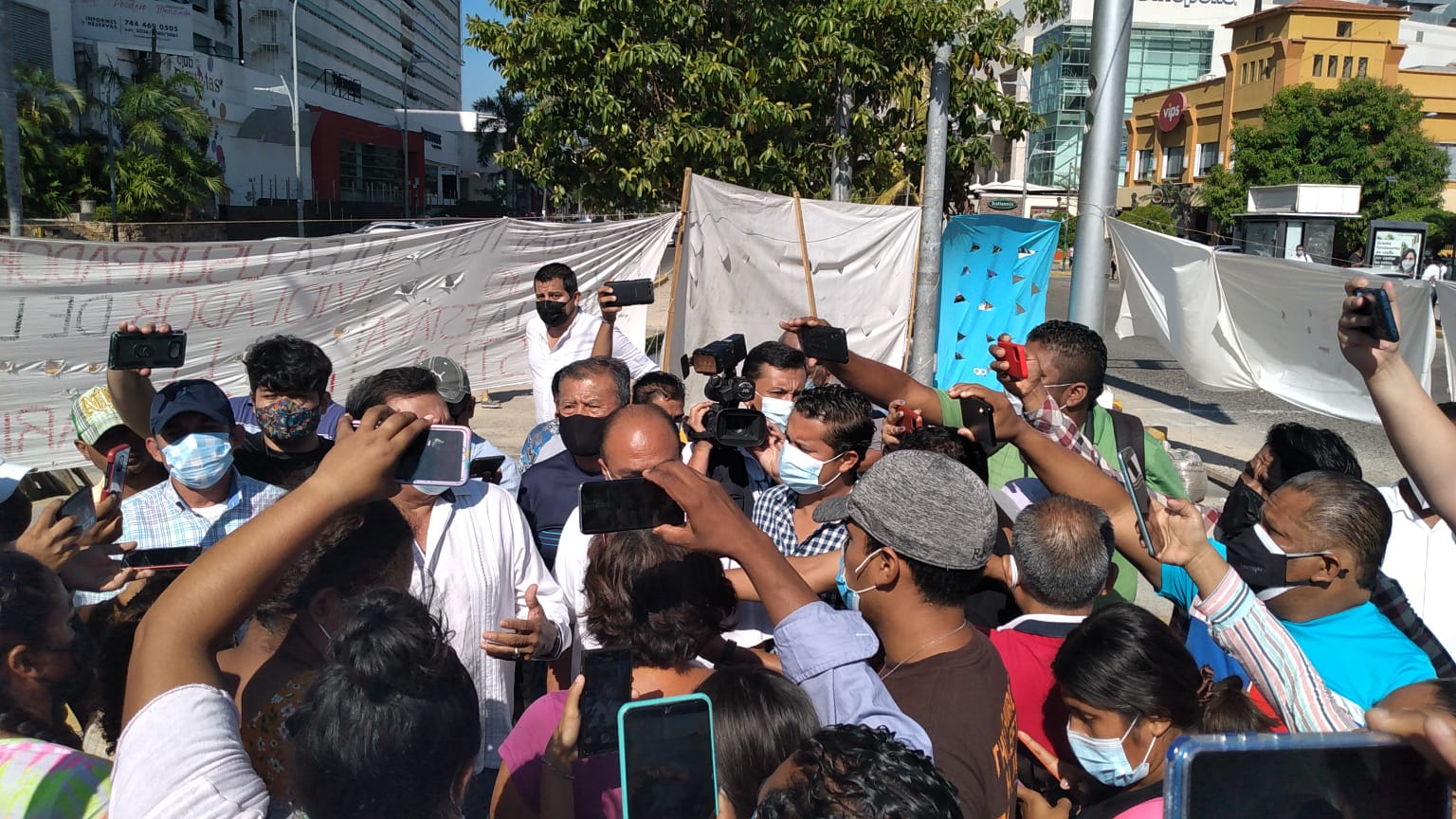 Falla intento de acapulqueños por retirar a rechazados de plantón de la Diana en Acapulco