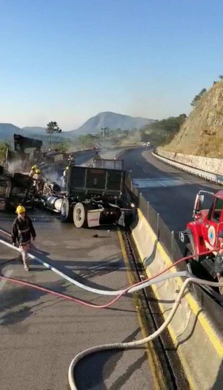 Accidente en Autopista del Sol deja una grúa y tráiler en llamas