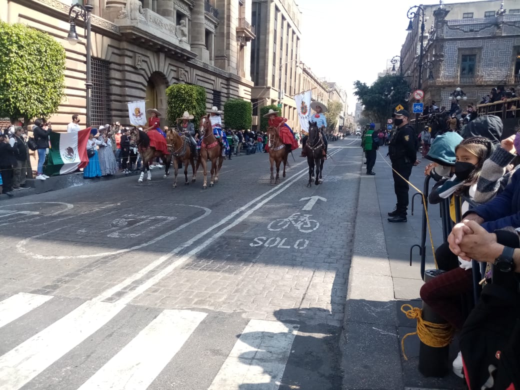 Guerrero participa en Desfile Cívico-Militar por Aniversario de la Revolución Mexicana en la CDMX