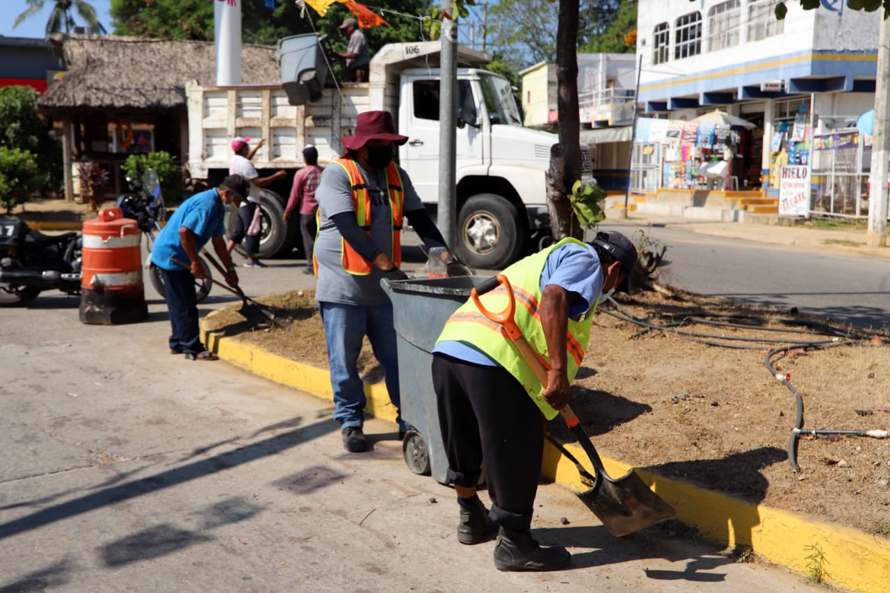 Retira Maquinaria Pesada arrastre pluvial en Puerto Marqués