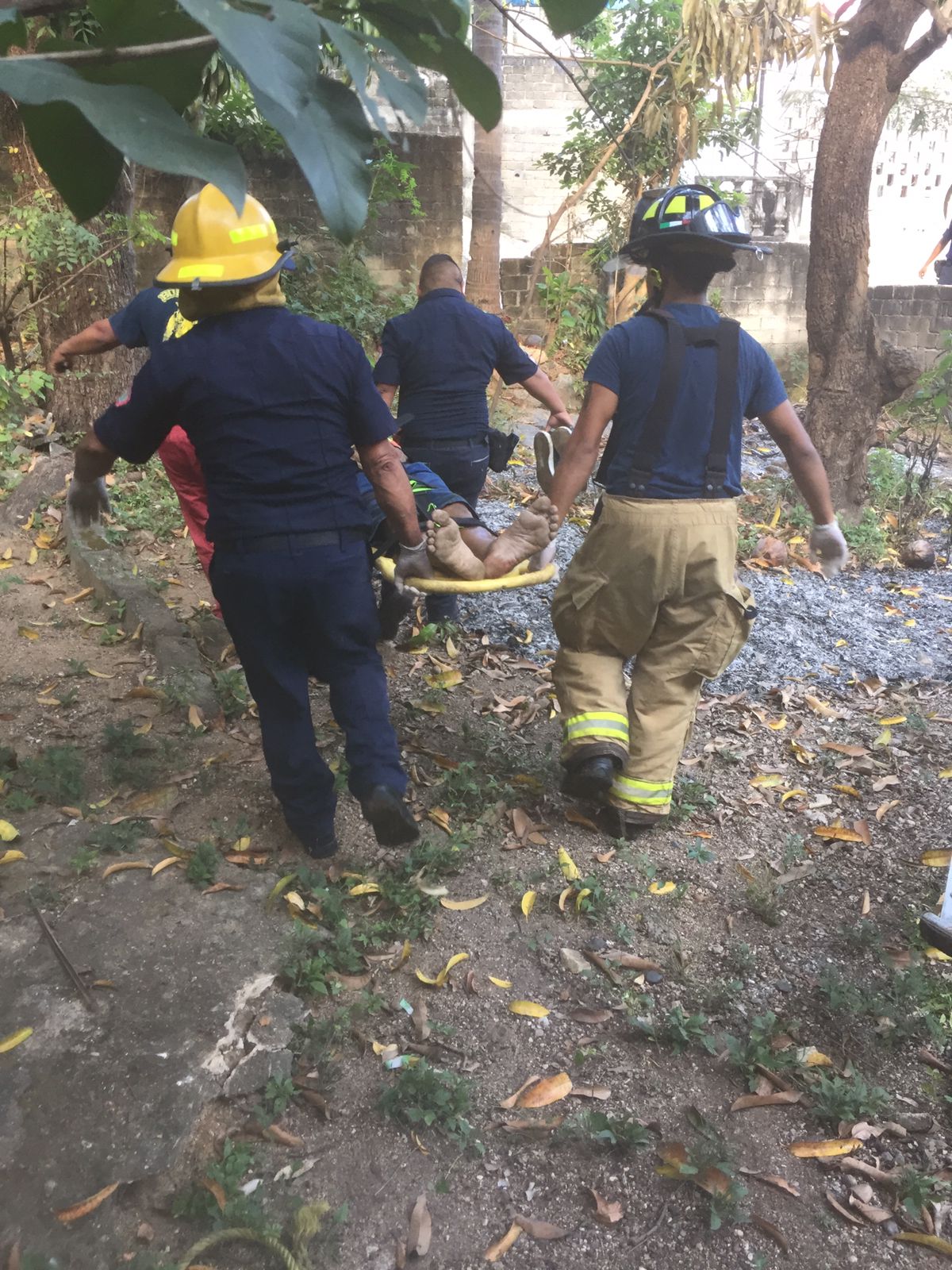 Rescatan Bomberos a persona que cayó en canal pluvial