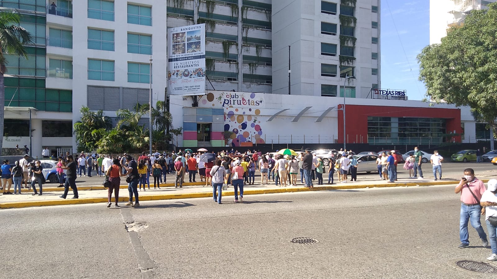 Bloquean docentes Costera de Acapulco y carretera federal en Guerrero