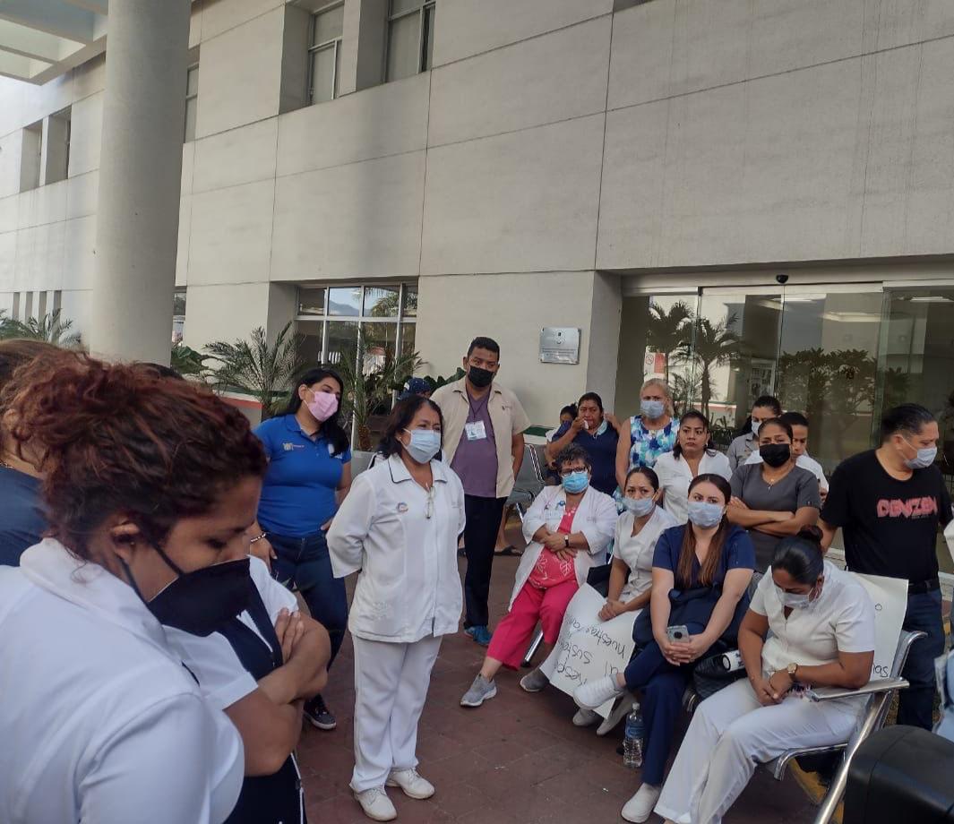 Protestan trabajadores de salud por falta de pago de su quincena