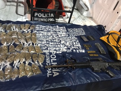 Asegura Policía a personas con armas, presunta droga y vehículos