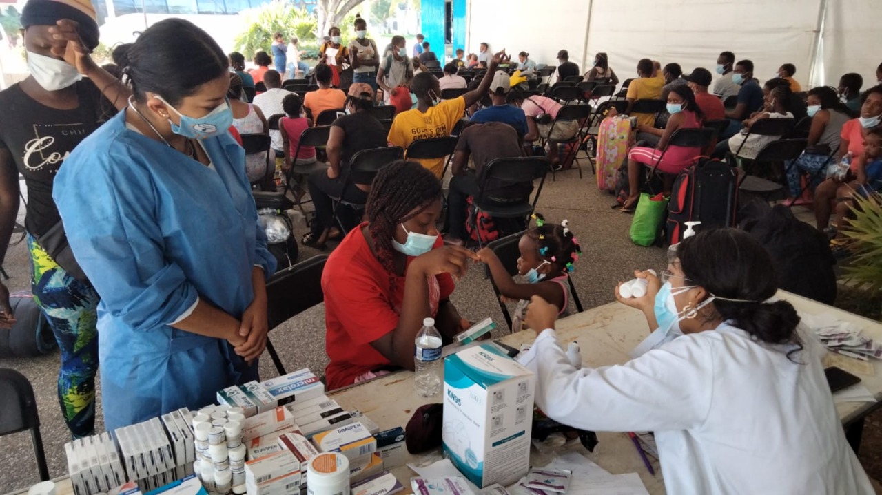 Más de cien migrantes reciben ayuda humanitaria en Guerrero