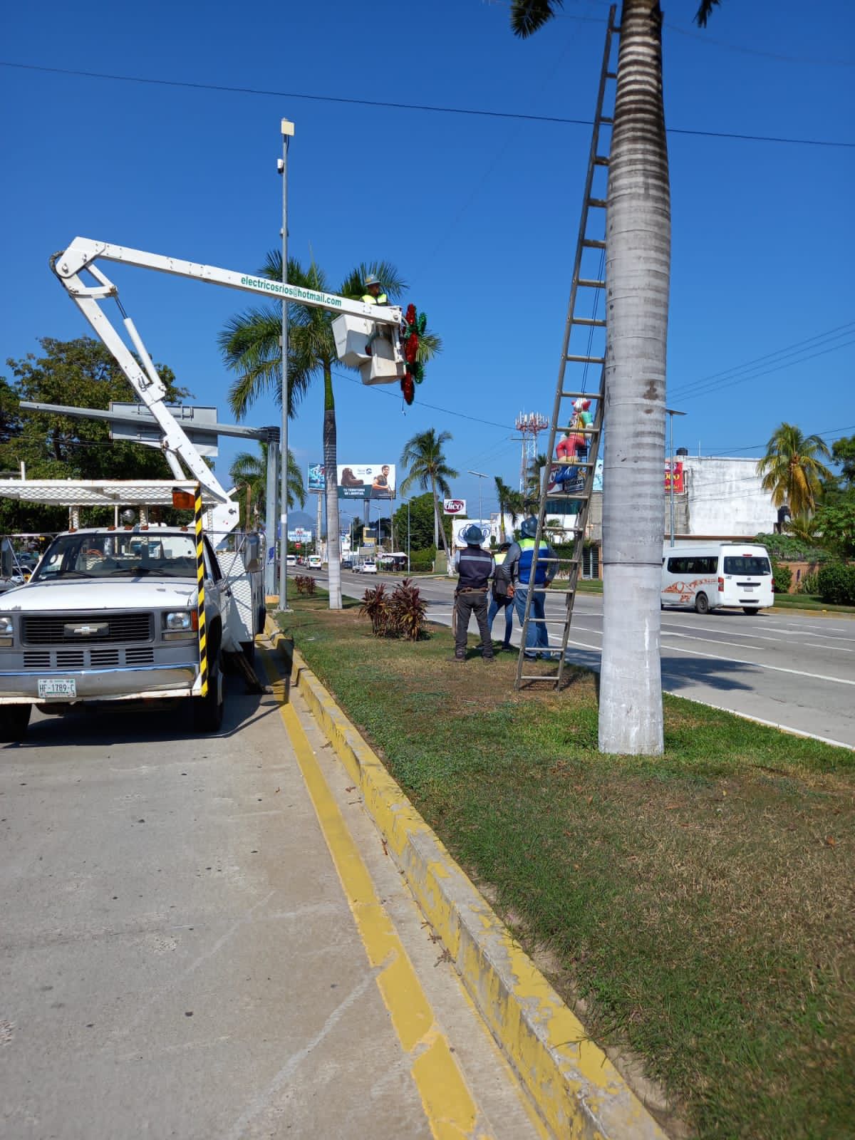 Apoya Gobierno del Estado con decoración por fiestas navideñas y de fin de año en Acapulco