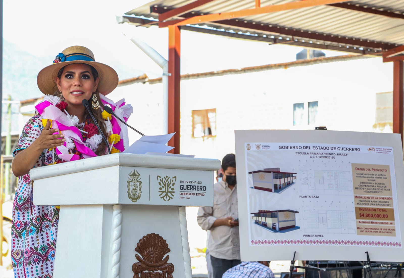 Evelyn Salgado colocó la primera piedra para la construcción de un edificio en la escuela primaria de Buenavista de la Salud