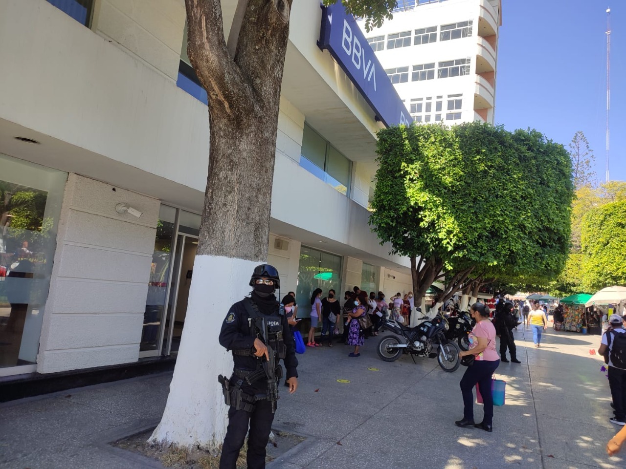 Refuerza la Policía Estatal seguridad en instituciones bancarias por el pago de aguinaldos