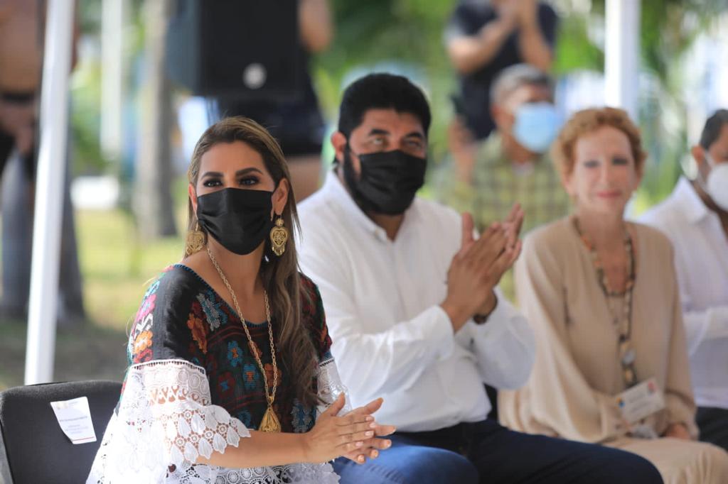 Entrega Evelyn Salgado equipamiento y uniformes a la Promotora de Playas Acapulco