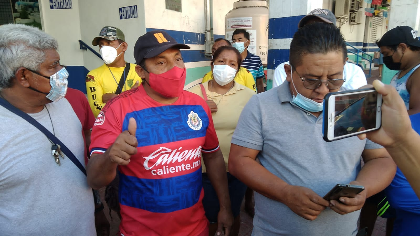 Buzos y pescadores lanzan SOS por playa contaminada en Acapulco