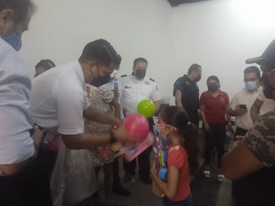 Organizan funcionarios municipales, festejo a hijos de trabajadores de la SSP por Día de Reyes