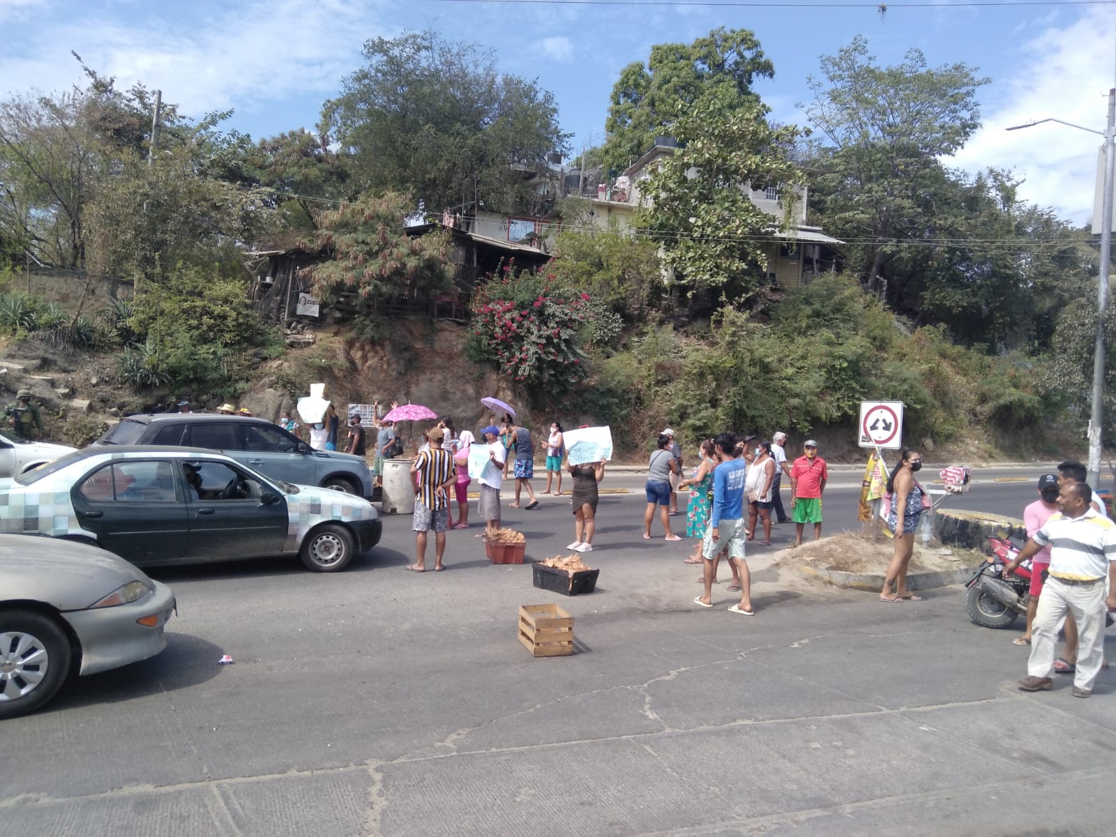 Acapulqueños bloquean entrada de Autopista del Sol por falta de Agua