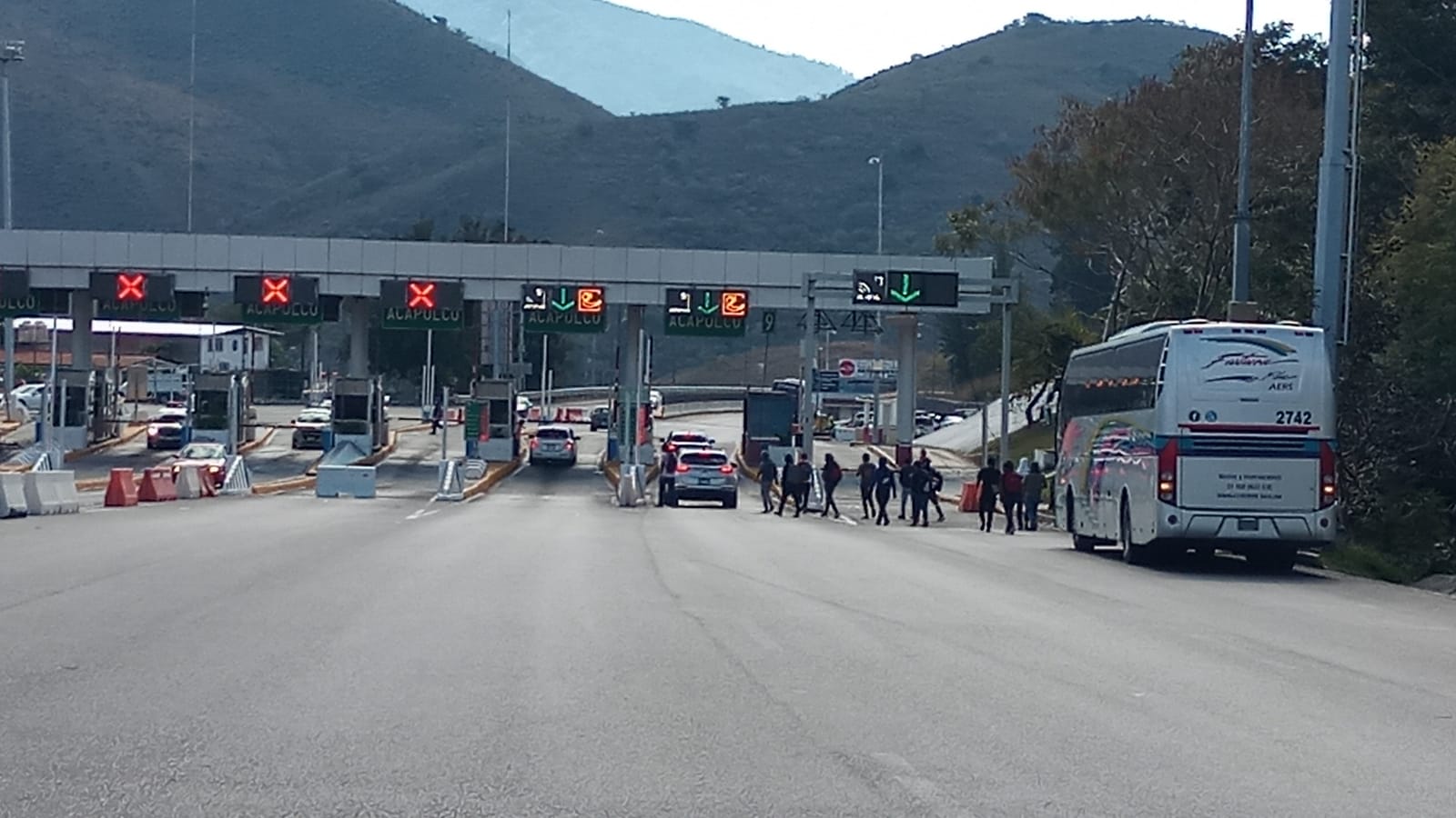 Estudiantes ‘hacen paro” con peaje, al tomar casetas de Autopista del Sol