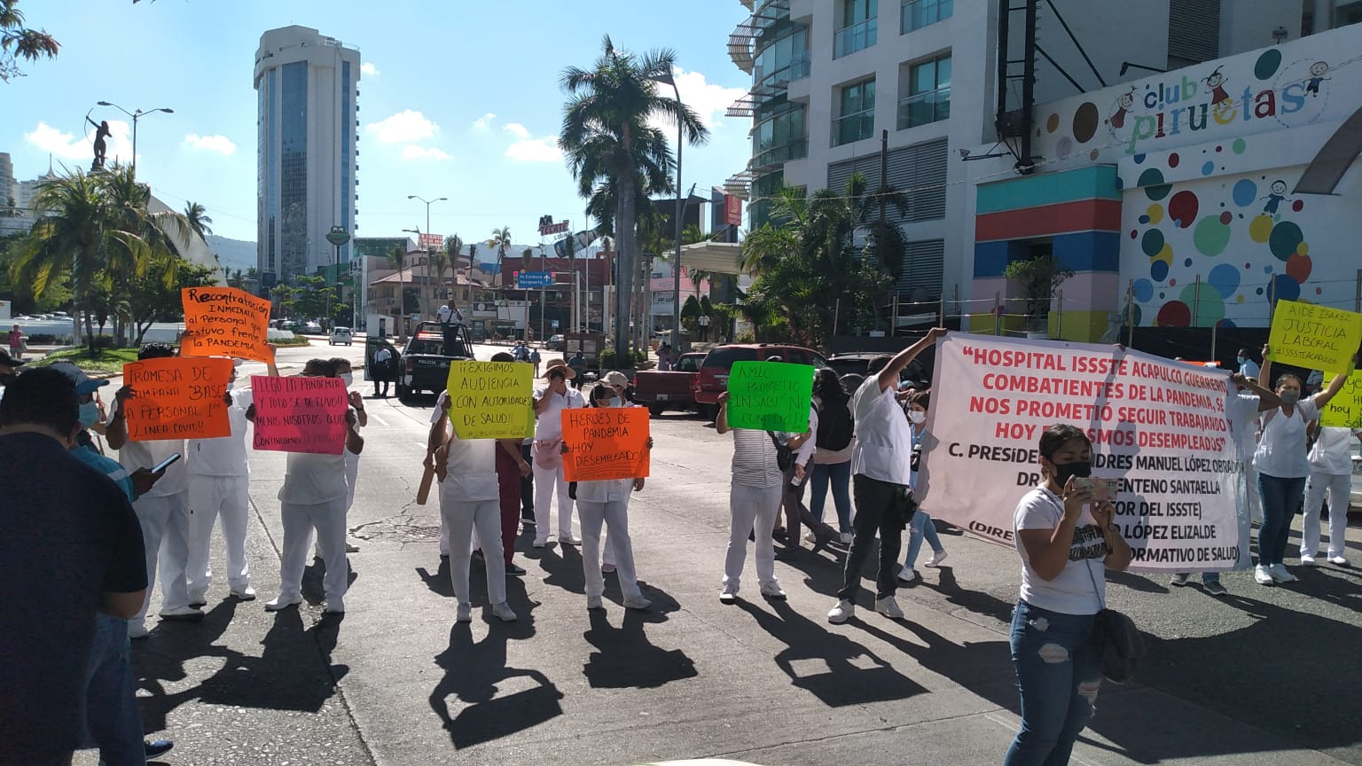 Trabajadores de la salud bloquean Costera por despidos injustificados en Acapulco
