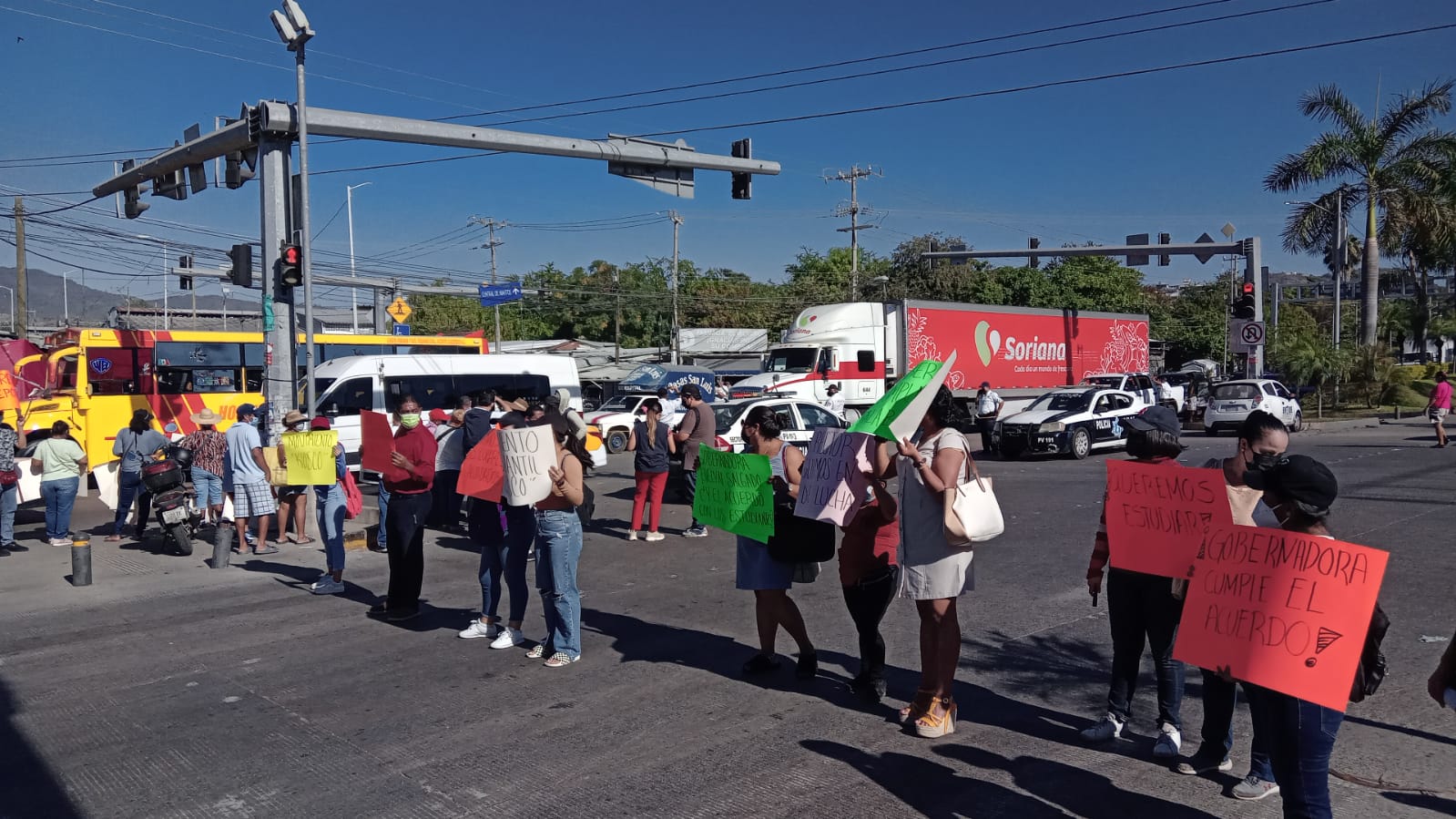 Bloquean comerciantes y aspirantes a la UAG el bulevar Vicente Guerrero