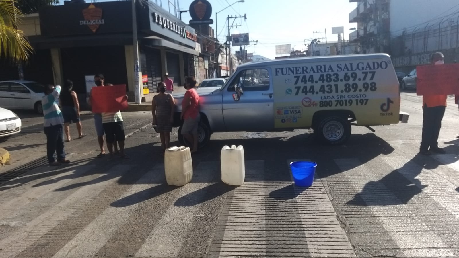 Bloquean colonos avenida por falta de agua, desde hace un año