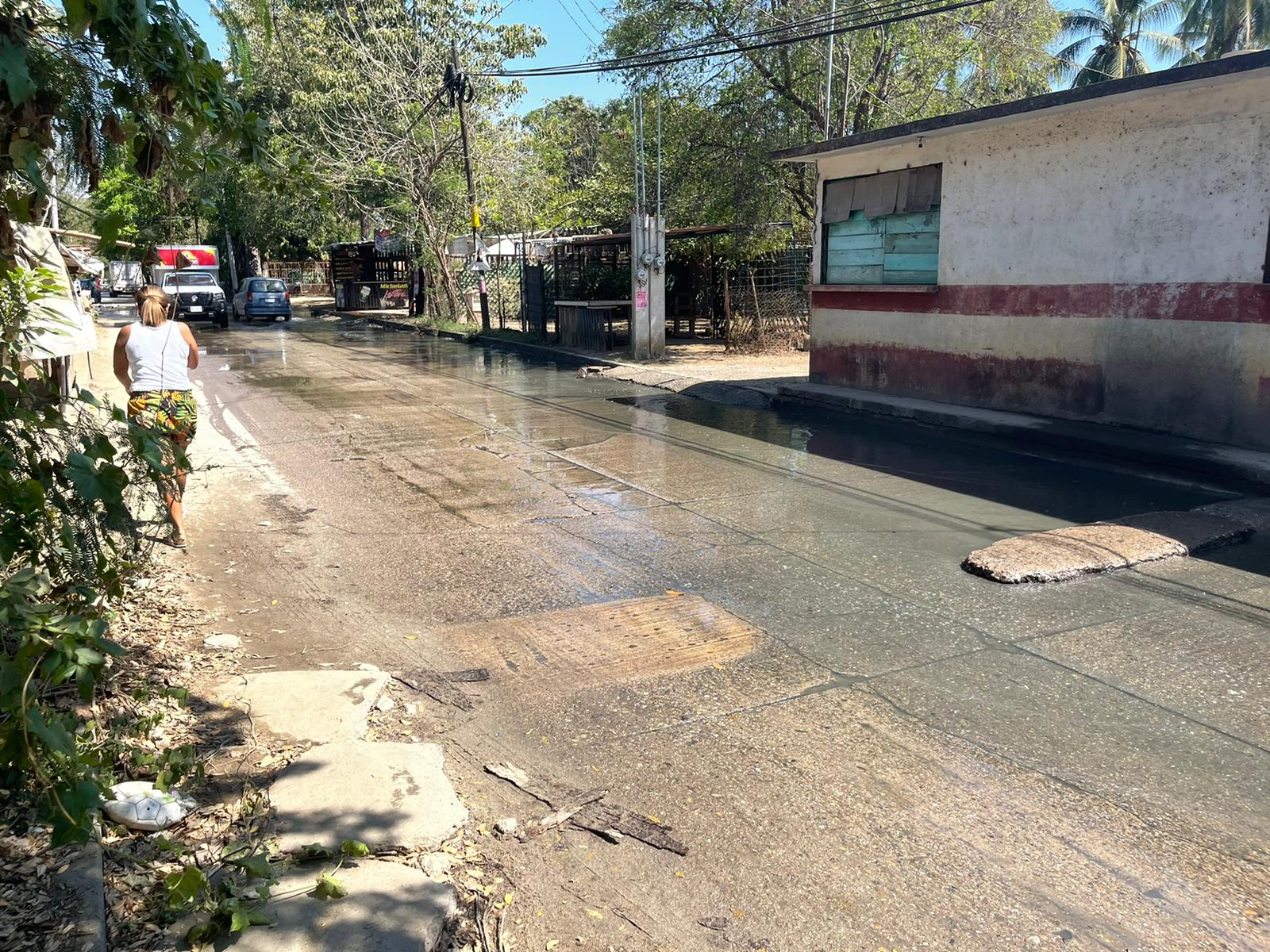 Enferman habitantes de Llano Largo por aguas pestilentes en Avenida Principal