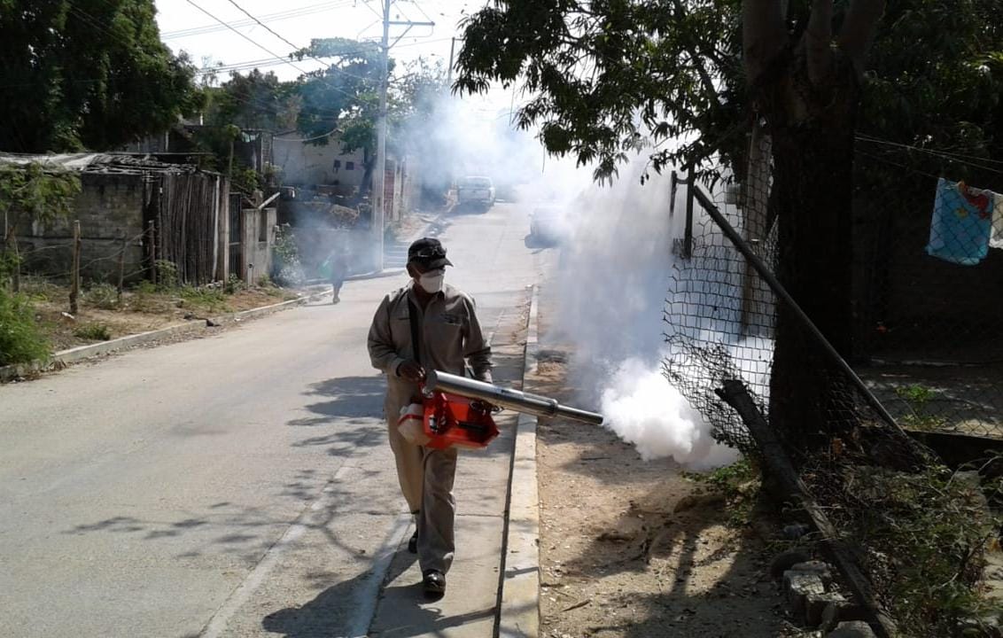 Fumigan colonias contra el dengue, zika y Chikungunya
