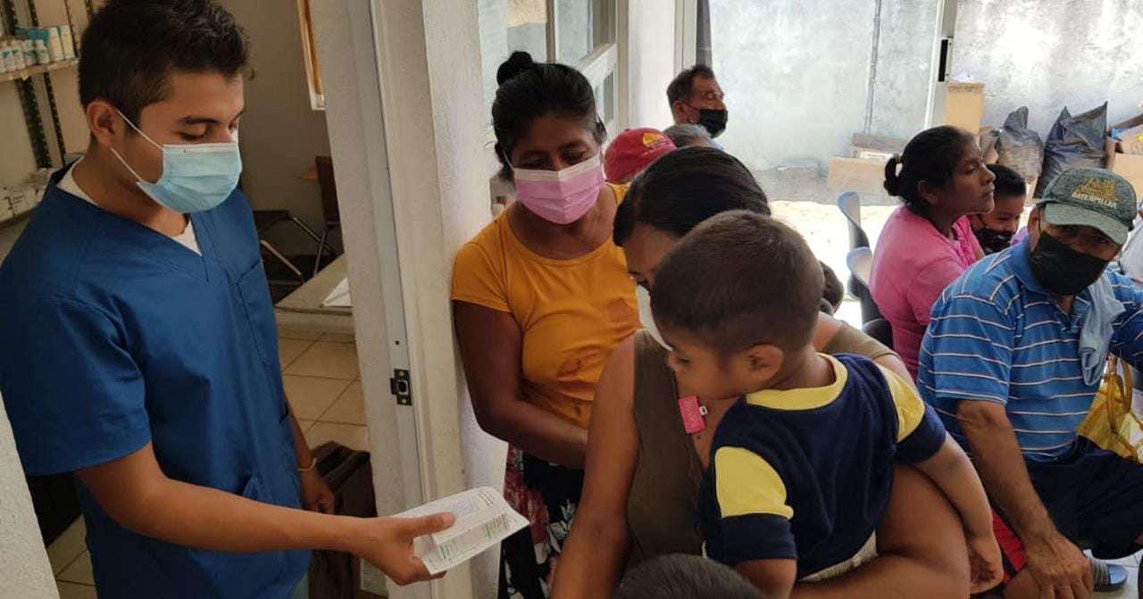 Lleva Salud, servicios médicos a pobladores de Las Parotas