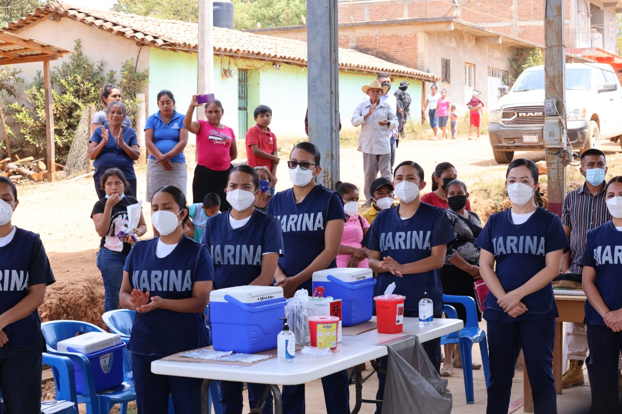 Constata Gobernadora vacunación en el poblado de Rancho Viejo, en la región de la Montaña