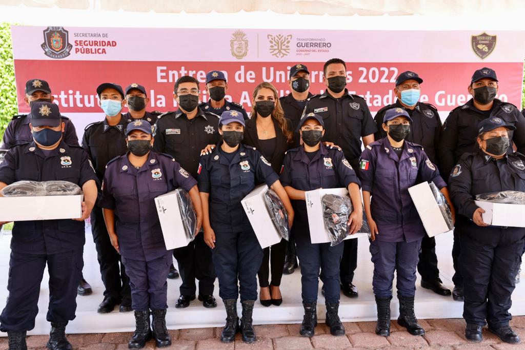 Entrega Evelyn Salgado uniformes a los mil 328 elementos operativos de la Policía Auxiliar del Estado