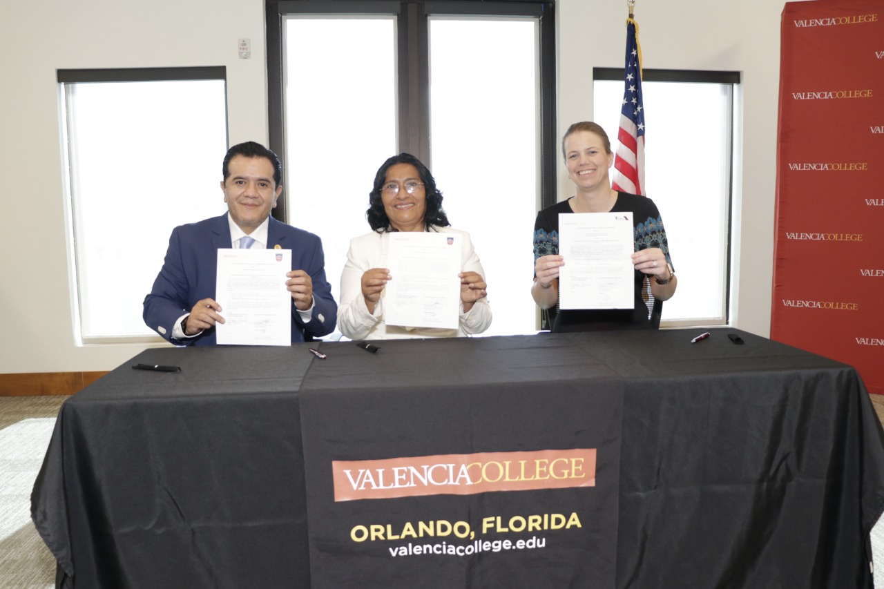 Signan Abelina López y UAGro, convenios con universidades de E.U.