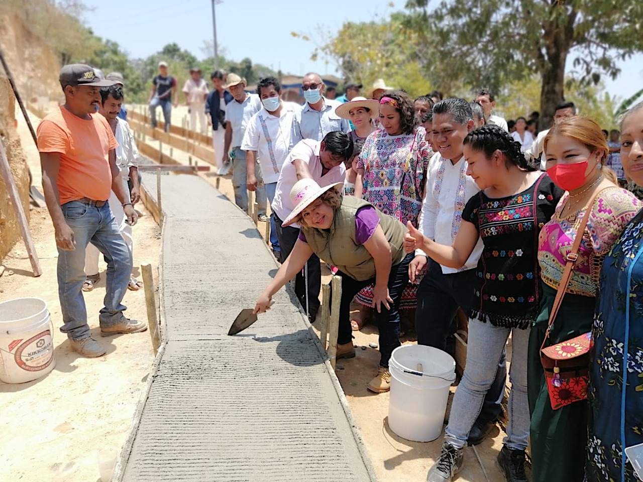 Arrancan en Costa Chica pavimentación de caminos artesanales
