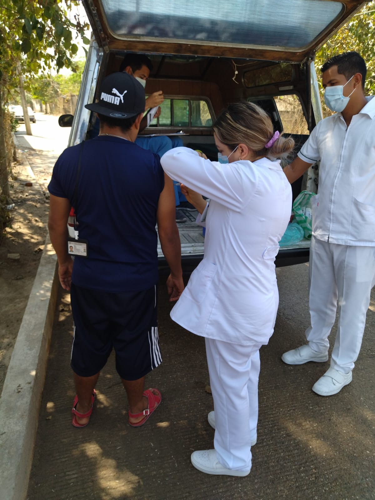 IMSS Guerrero lleva vacunas anti-Covid  casa por casa