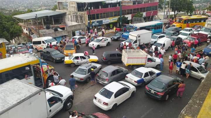 Bloquean por Agua la México-Acapulco y resuelve autoridad municipal después de horas