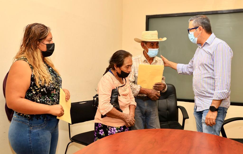 Solidario apoyo de Gobernadora de Guerrero con familia que perdió su patrimonio