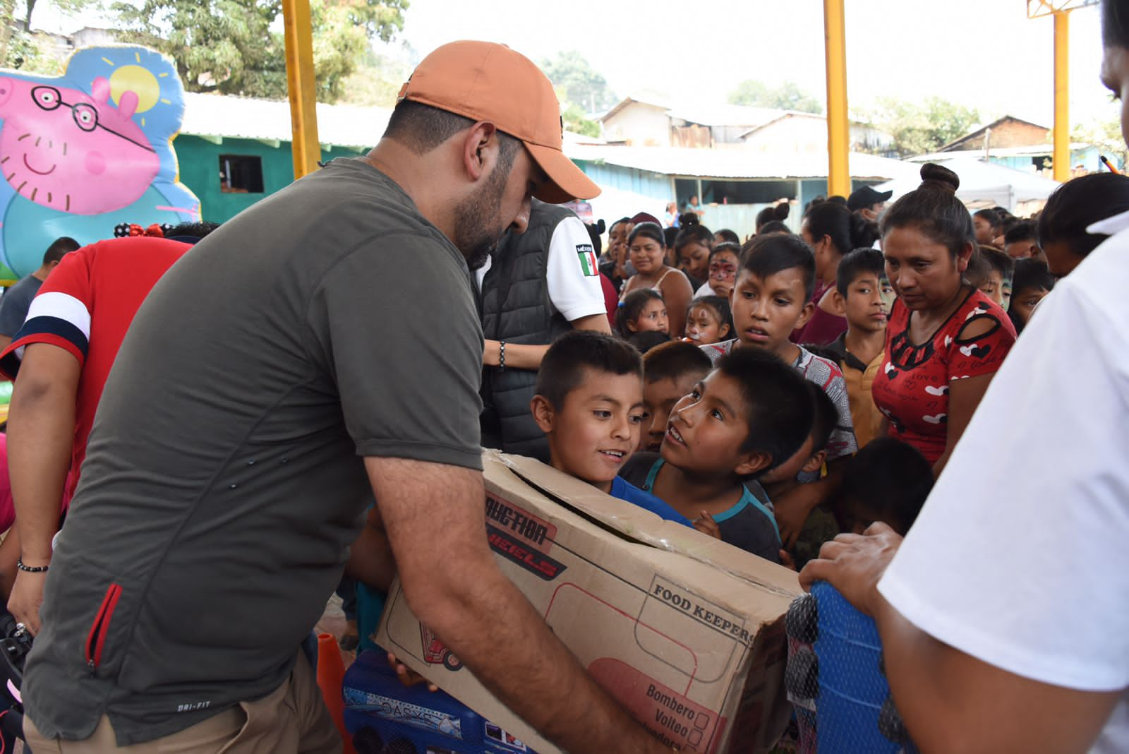 Niñas y niños de Chautipan celebran su día con juguetes y diversión