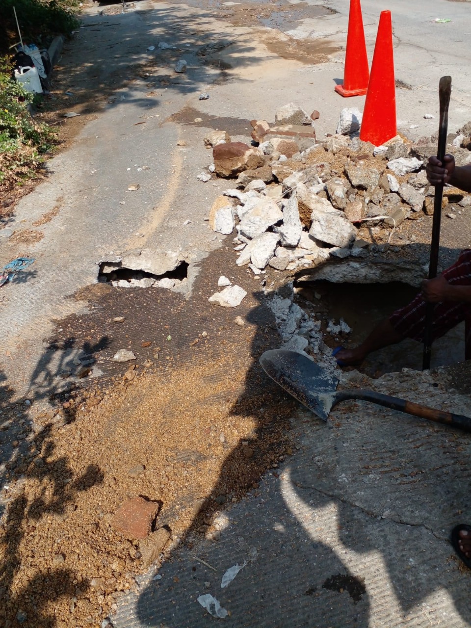 Reparación de fuga de agua potable afecta Avenida Escénica