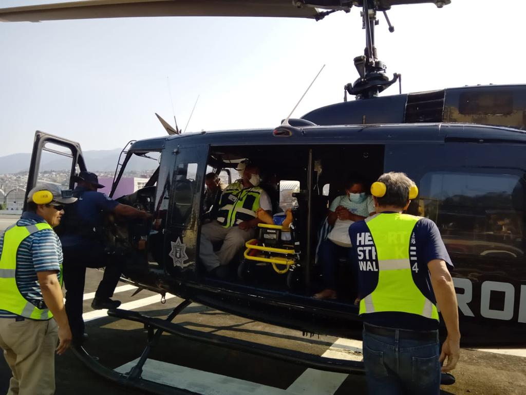 Trasladan en aeronave de la SSPGro a paciente con probable lesión medular al Estado de México