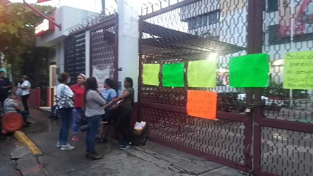 Ex trabajadores del DIF toman instalaciones para ser reinstalados