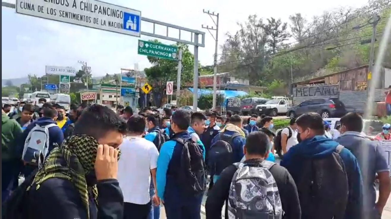 Familiares de los 43 bloquean autopista, no hay paso para Acapulco