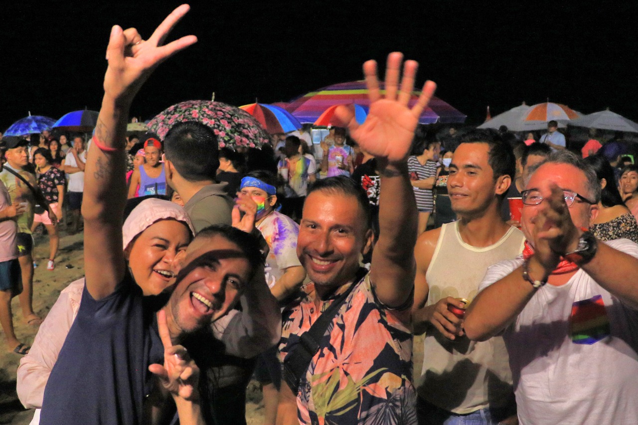 Con una gala pirotécnica inauguran el Festival “Acapulco Pride Fest 2022