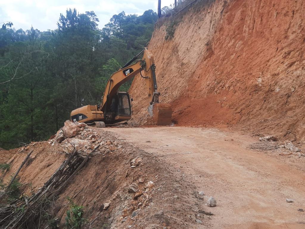 Hay circulación vehicular tras derrumbe de cerro por lluvias en Cochoapa el Grande