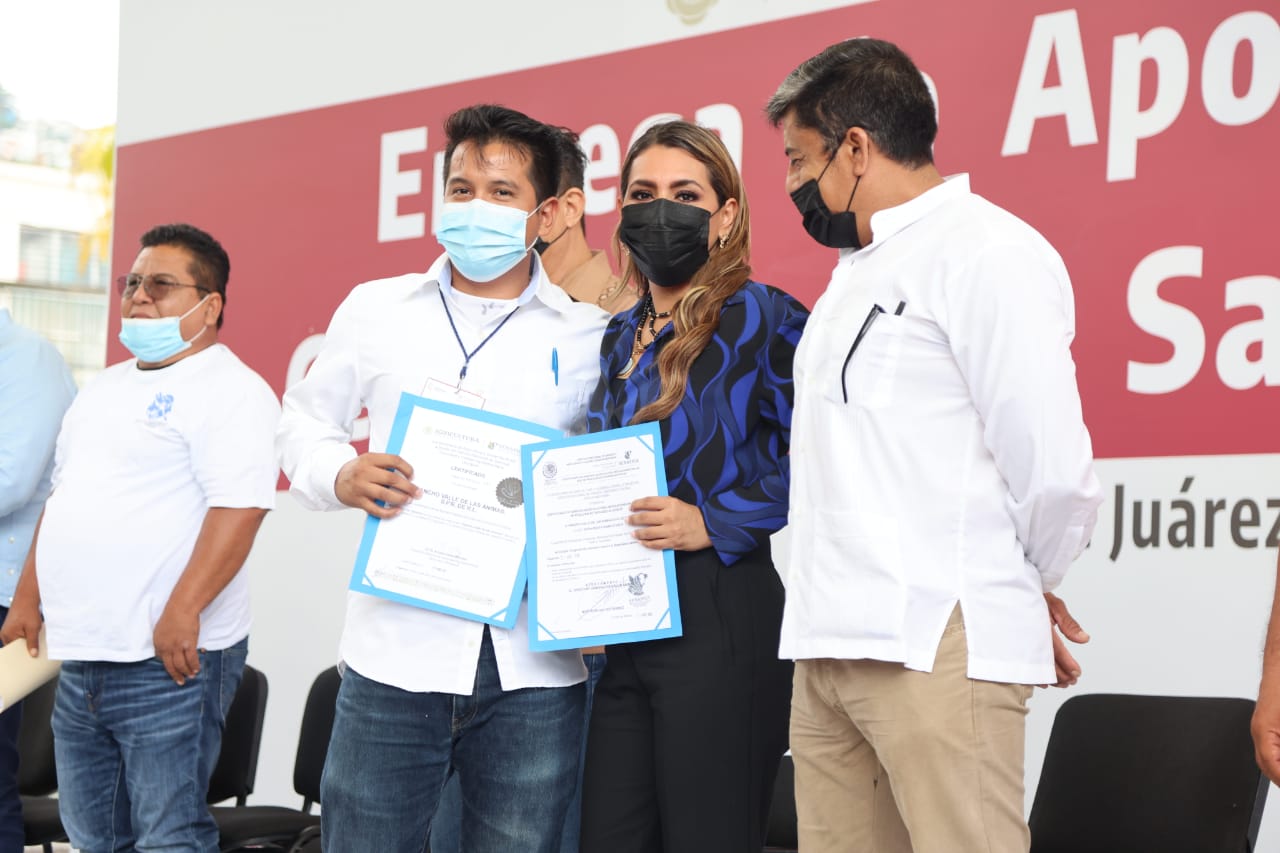 Entrega Evelyn Salgado apoyos a más de mil 600 pescadores afectados por el fenómeno de mar de fondo